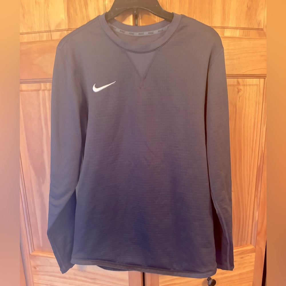 Men’s Nike crew neck. Size small. Gray. Good used condition.